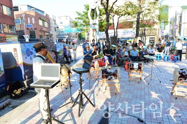 양산 남부시장 인근 '삼일공원'에서 매달 2회 버스킹 공연이 열린다. ⓒ양산타임스