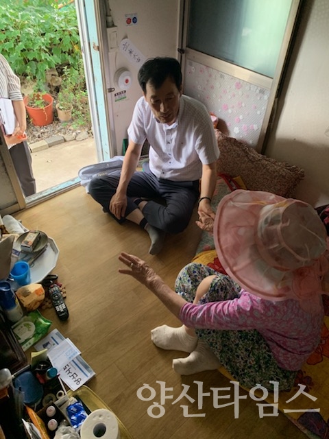 양산시 하북면은 혹서기를 맞아 취약계층에  여름나기 키드를 전달하고 안부확인을 하고 있다. ⓒ양산타임스