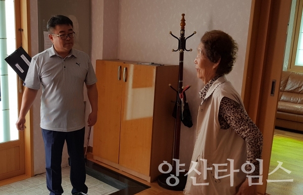양산시 강서동은 지난 2일 폭염에 대비해 취약계층에 직접 찾아가는 방문상담서비스르 진행했다. ⓒ양산타임스