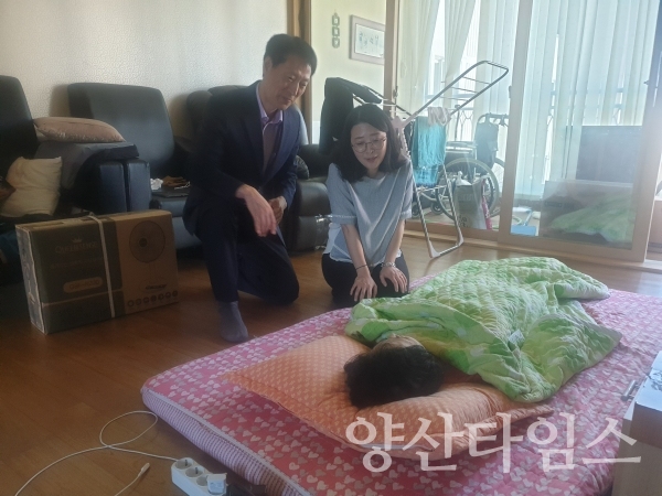평산동 혹서기 대비 취약계층 방문상담 현장 ⓒ양산타임스