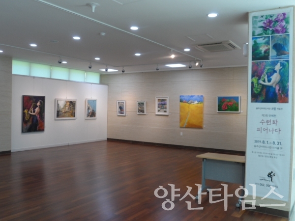 울주선바위도서관에 전시된 수련화 ⓒ양산타임스