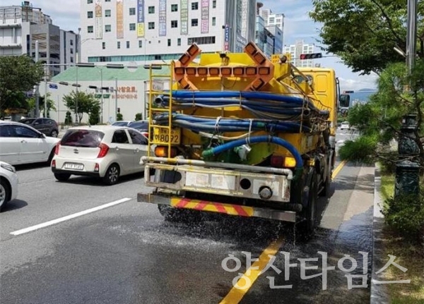 양산시는 살수차로 안전하고 쾌적한 도로환경을 조성하고자 노력하고 있다. ⓒ양산타임스