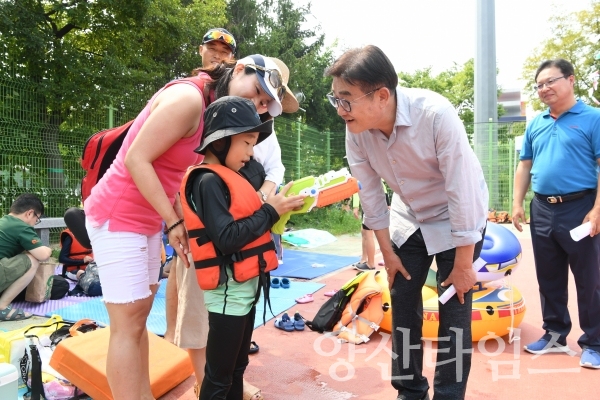 김일권 양산시장이 양산종합운동장에서 '찾아가는 현장시장실'을 열어 시민들과 소통하고 있다. ⓒ양산타임스