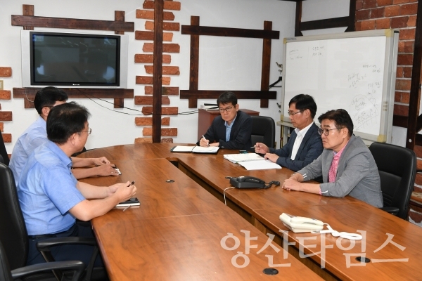 양산의 대표 기업인 쿠쿠전자(주)를 직접 방문해 현장의 목소리를 청취하고있는 김일권시장. ⓒ양산타임스