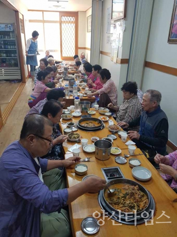 불광사에서 지난 26일 지역 어르신들에게 점심식사를 대접했다. ⓒ양산타임스