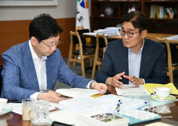 지난 8월 27일 경남도청에서 김경수 도지사와 김일권 양산시장이 만나 양산지역 주요 현안사업의 추진을 위한 도비 예산 지원에 대해 협의했다. ⓒ양산타임스