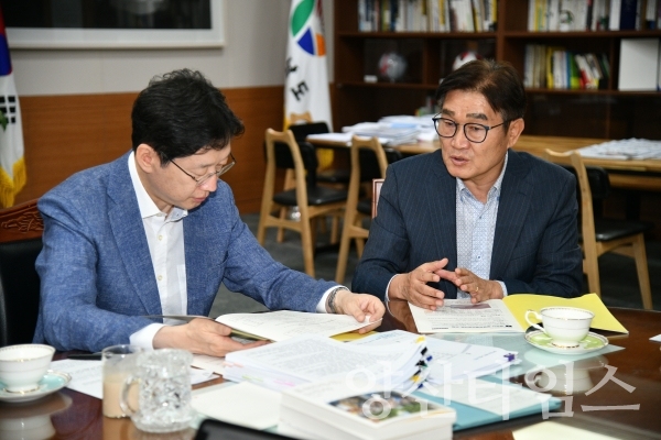 지난 8월 27일 경남도청에서 김경수 도지사와 김일권 양산시장이 만나 양산지역 주요 현안사업의 추진을 위한 도비 예산 지원에 대해 협의했다. ⓒ양산타임스