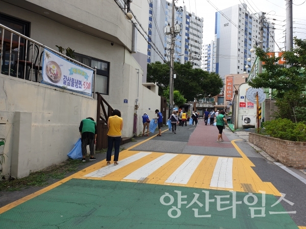 양산시 강서동은 추석을 맞아 범시민 국토대청소를 실시했다. ⓒ양산타임스