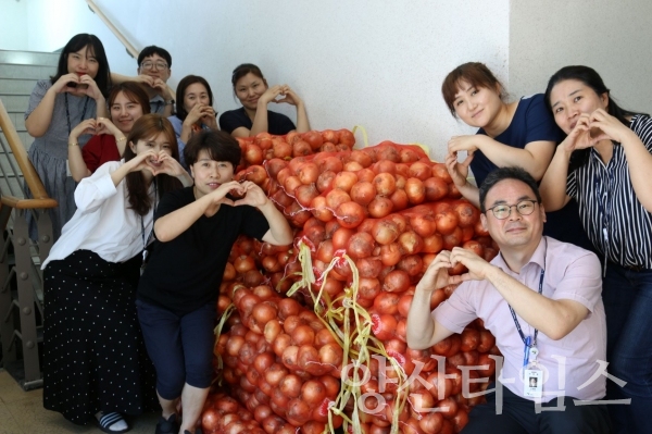 웅상종합사회복지관 전지원이 양파소비 운동에 동참해 구입한 양파를 관내 취약계층에 전달했다. ⓒ양산타임스