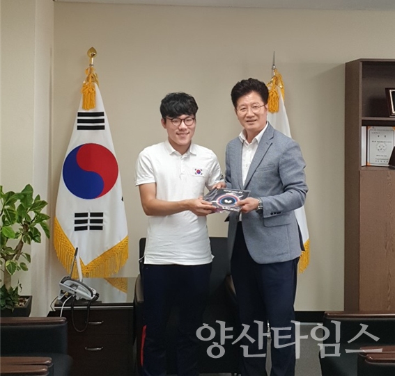 양산시장애인체육회가 '꿈이룸 탁구동호회'에 후원품을 전달했다. ⓒ양산타임스