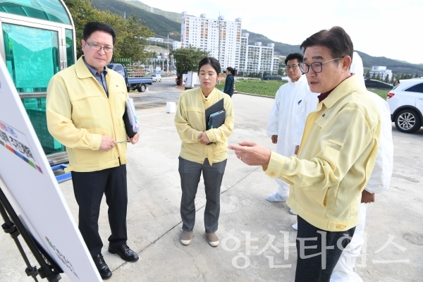 김일권 양산시장이 축산방역소를 방문해 긴급 방역상황을 확인하고 있다. ⓒ양산타임스