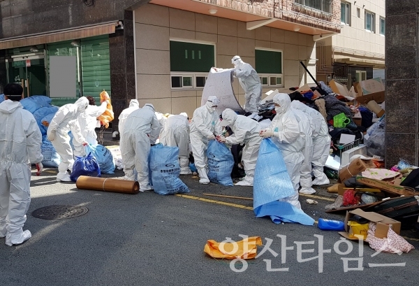 정관읍 관내 자원봉사자들이 대청소를 하는 모습 ⓒ양산타임스