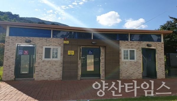 양산시는 안심하고 사용할 수 있는 공중화장실을 만들기 위해 공중화장실에 비상벨을 추가로 설치했다. ⓒ양산타임스
