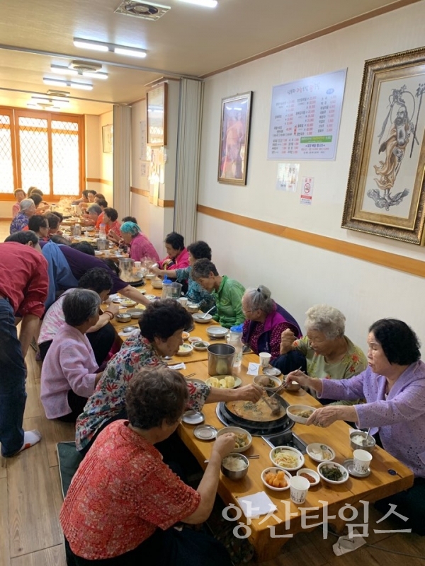 불광사는 30일 관내 어르신 110명에게 정성스럽게 준비한 점심식사를 대접했다. ⓒ양산타임스