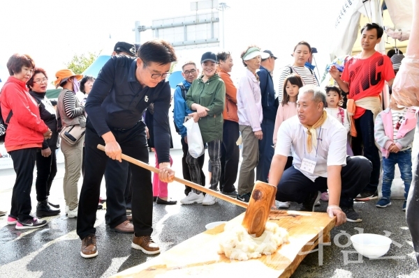 김일권 양산시장이 2019 양산푸드페스티벌에서 떡매치기체험을 하고 있다. ⓒ양산타임스