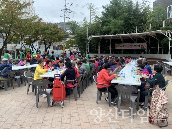 평산동 새마을부녀회가 어르신500여명에 식사를 대접했다. ⓒ양산타임스