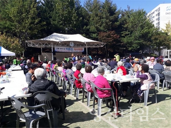 삼성동주민자치위는 '경로의 달'을 기념해 관내 어르신들께 비빔밥을 대접했다. ⓒ양산타임스