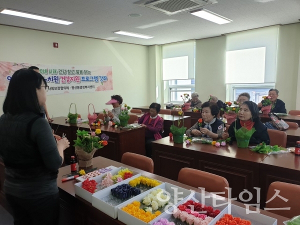 평산동지사협 특화사업 '어르신 평산노치원' 꽃바구니 만들기 수업 ⓒ양산타임스