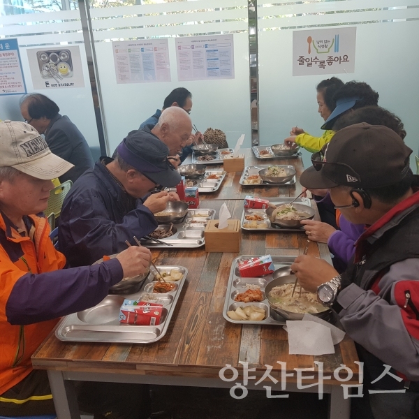 대한적십자 덕계동 봉사회에서 전달한 지원금으로 어려운 이웃 150명에게 삼계탕을 대접했다. ⓒ양산타임스