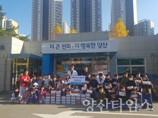 양산시 동면 소재 현인태권도가 저소득층을 위해 김장김치 50포기를 기탁했다. ⓒ양산타임스