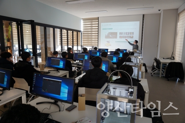 상상을 현실로 만드는 곳, 잡스---파워포인트, 엑셀, 3D 프린터 등 다양한 정규교육과정을 운영하며, 4차산업혁명 시대의 주인공인 청년들에게 구체적이고 세밀한 콘텐츠 전문가를 양성하는 공간이다. ⓒ양산타임스