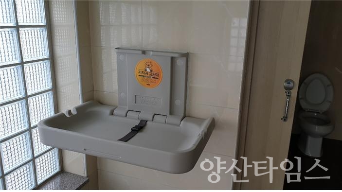 울주군이 관내 공중화장실에 영유아 기저귀 교환대를 설치했다. ⓒ양산타임스
