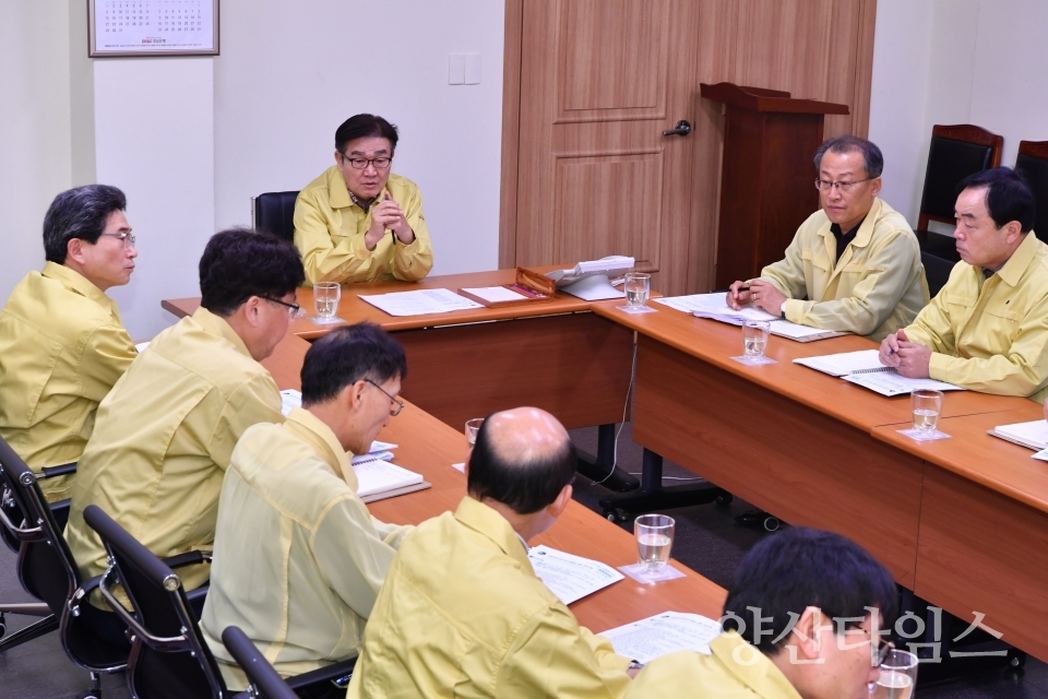 양산시가 31일 오전 신종 코로나바이러스에 대한 긴급 회의를 열어 시 차원의 전방위적 대응에 나섰다. ⓒ양산타임스