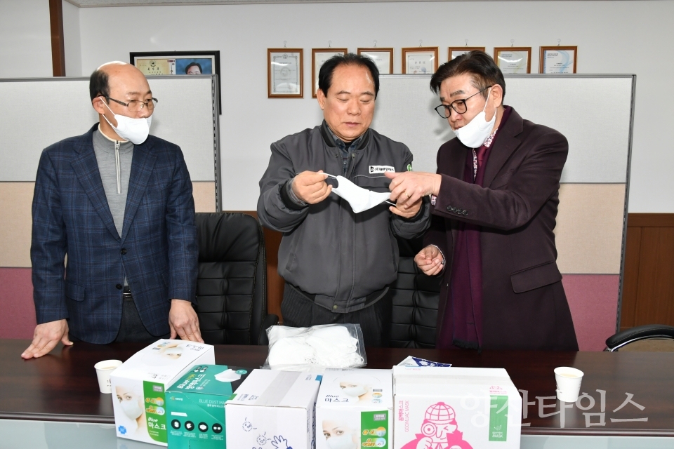 김일권 양산시장이 관내 마스크 생산기업 (주)블루인더스를 방문해 생산현황 점검 및 직원들을 격려했다. ⓒ양산타임스
