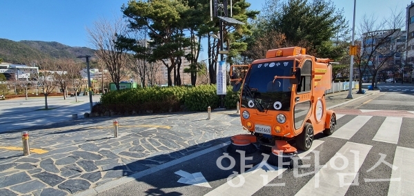 기장군 정관읍에서 부산최초로 운영하는 전기노면청소차량 ⓒ양산타임스