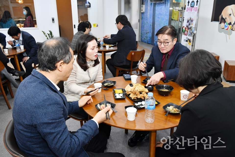 김일권 양산시장이 전통시장을 찾아 코로나 19로 인한 지역상권 피해상황을 점검고 소상인의 목소리를 청취하며 격려했다. ⓒ양산타임스