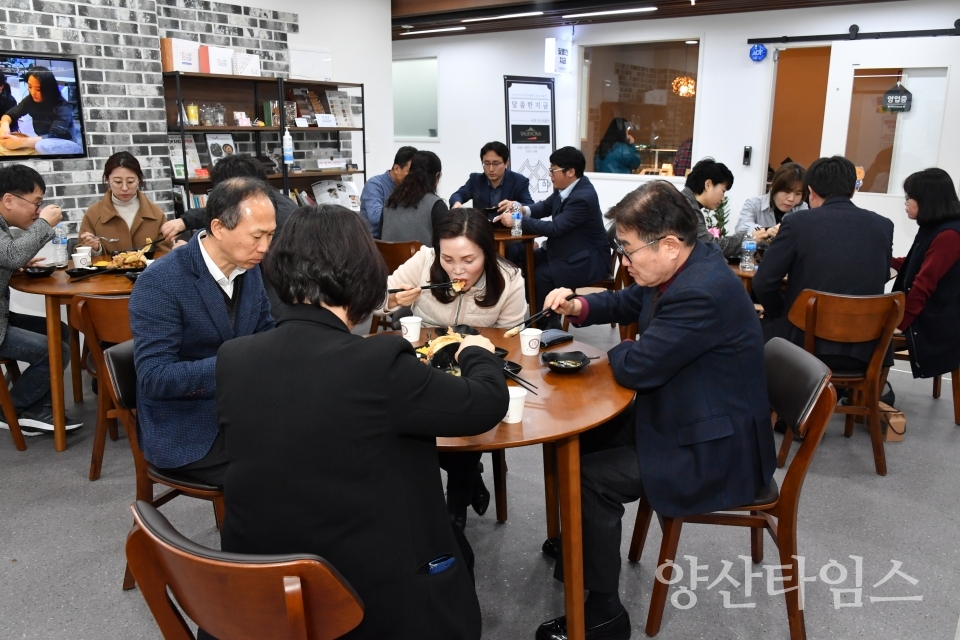 김일권 양산시장이 전통시장을 찾아 코로나 19로 인한 지역상권 피해상황을 점검고 소상인의 목소리를 청취하며 격려했다. ⓒ양산타임스