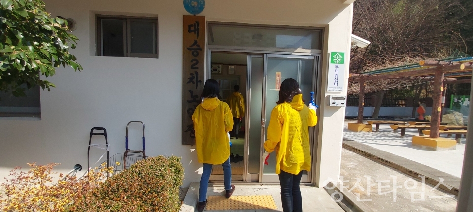 양산시 덕계동은 관내 경로당 13개소 및 다중집합장소에 ‘코로나-19 감염증’확산 대비를 위한 긴급 소독방역을 실시했다. ⓒ양산타임스