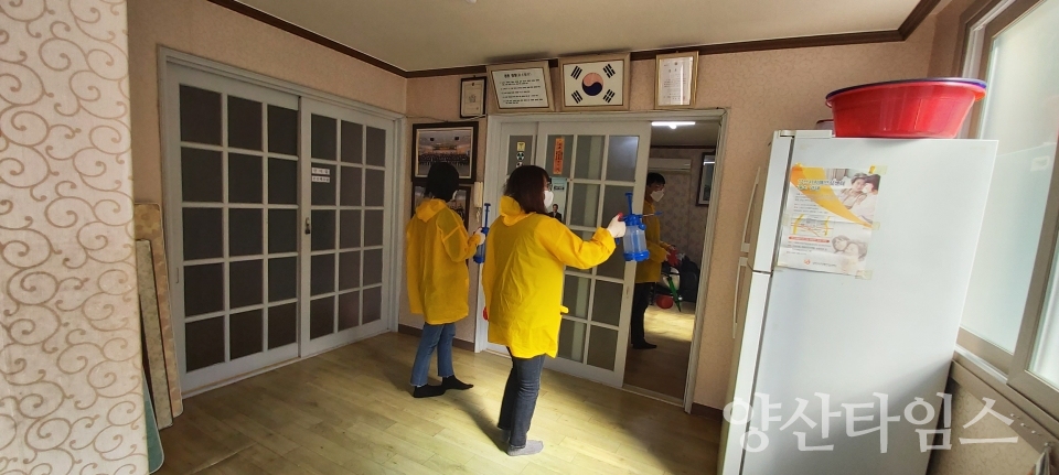 양산시 덕계동은 관내 경로당 13개소 및 다중집합장소에 ‘코로나-19 감염증’확산 대비를 위한 긴급 소독방역을 실시했다. ⓒ양산타임스
