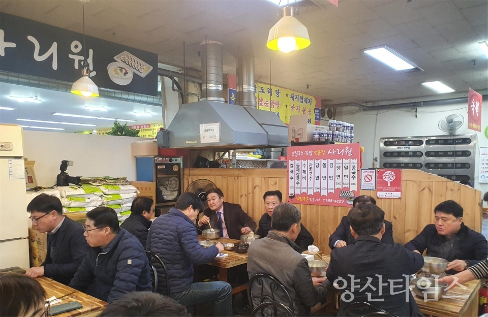 김일권 양산시장이 덕계종합상설시장을 방문해 전통시장 이용을 독려하고 있다. ⓒ양산타임스