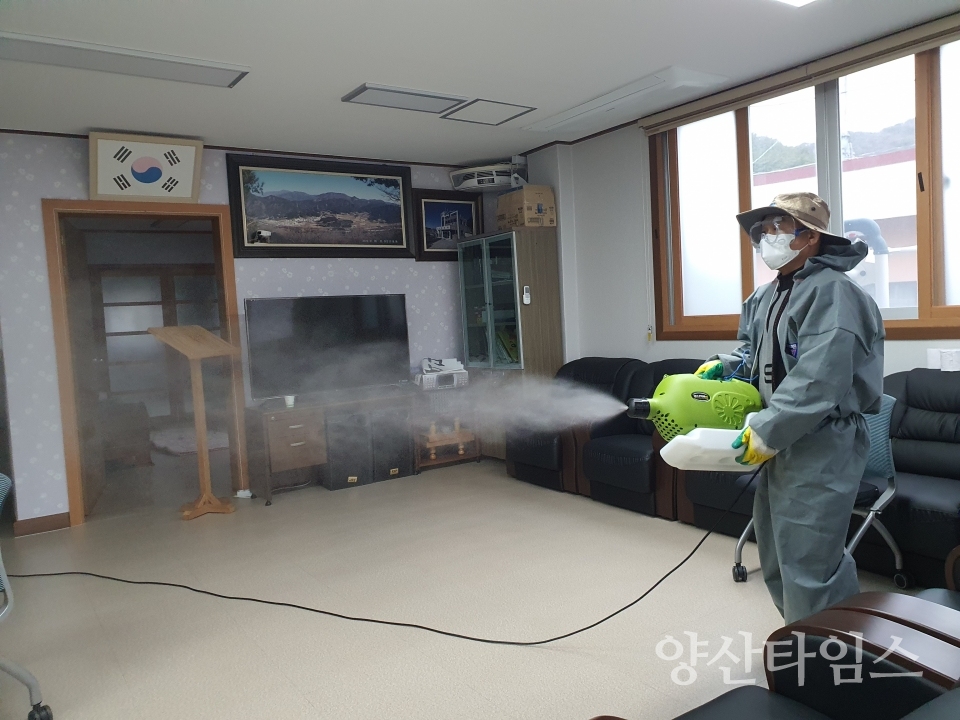 양산시 물금읍 소재 ㈜그린에코산업이 지난 24일 동면 관내 경로당 26개소에 대한 방역소독 자원봉사를 실시했다. ⓒ양산타임스