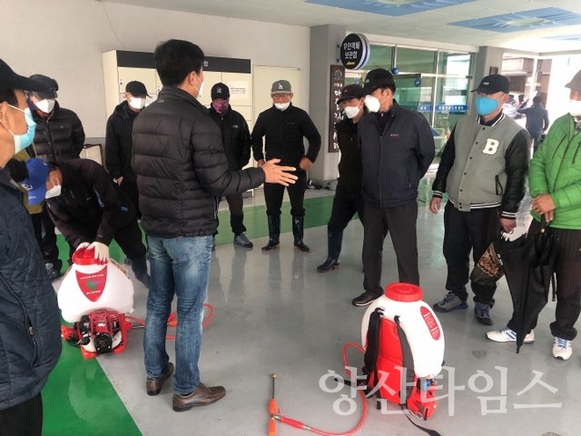2월 25일 오전 기장읍복합커뮤니티센터에서 기장읍 관계자가 신규 방역요원에게 방역장비 사용법 및 방역요령을 교육하고 있다.