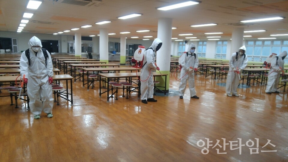 2월 25일 오후 기장읍 방역단이 기장고등학교 실내 방역을 실시하고 있다.
