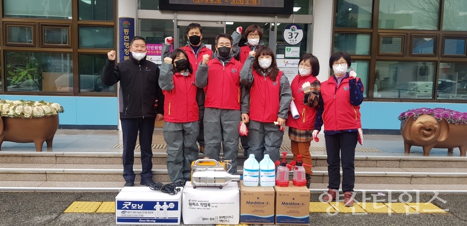 양산시 동면 주민자치위가 코로나19 확산 방지를 위해 마을주민들이 이용하는 다중시설에 대한 방역활동을 펼쳤다. ⓒ양산타임스