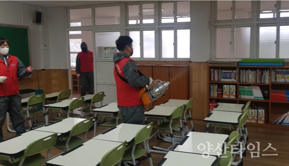 양산시 동면 주민자치위가 코로나19 확산 방지를 위해 마을주민들이 이용하는 다중시설에 대한 방역활동을 펼쳤다. ⓒ양산타임스