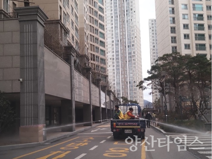 소주동 통장협의회가 코로나19 예방 방역봉사를 실시했다. ⓒ양산타임스