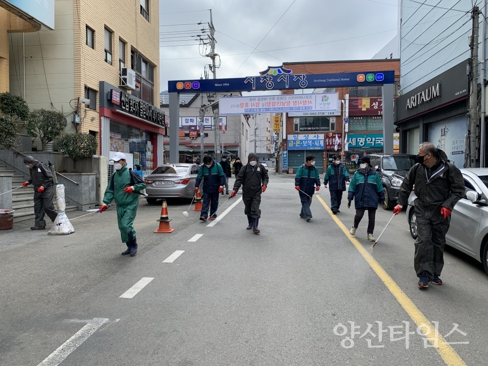 서창동 주민자치위원회가 서창시장 부녀에 대해 자체 방역소독을 실시했다ⓒ양산타임스