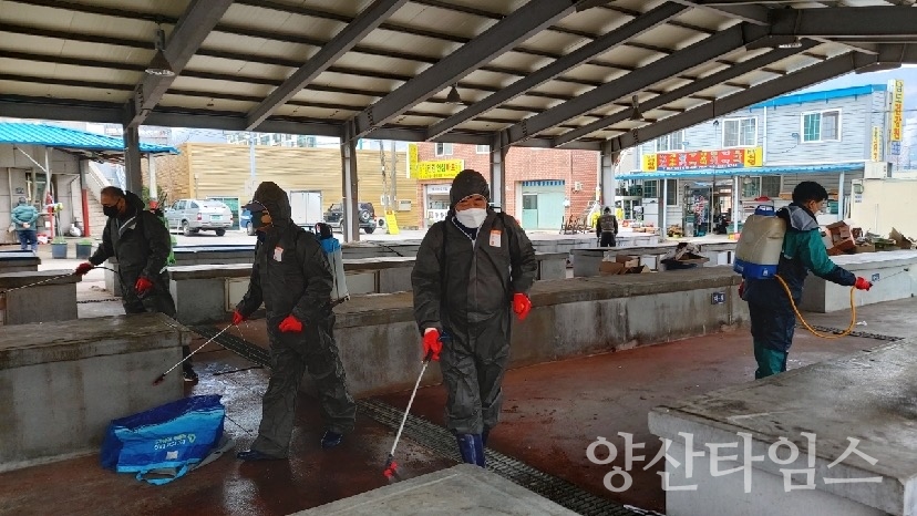 서창동 주민자치위원회가 서창시장 부녀에 대해 자체 방역소독을 실시했다ⓒ양산타임스