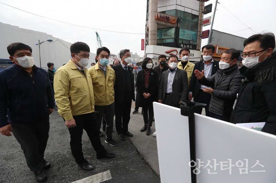 양산시의회 도시건설위원회가 북부동 도로 침하 현장을 방문했다. ⓒ양산타임스