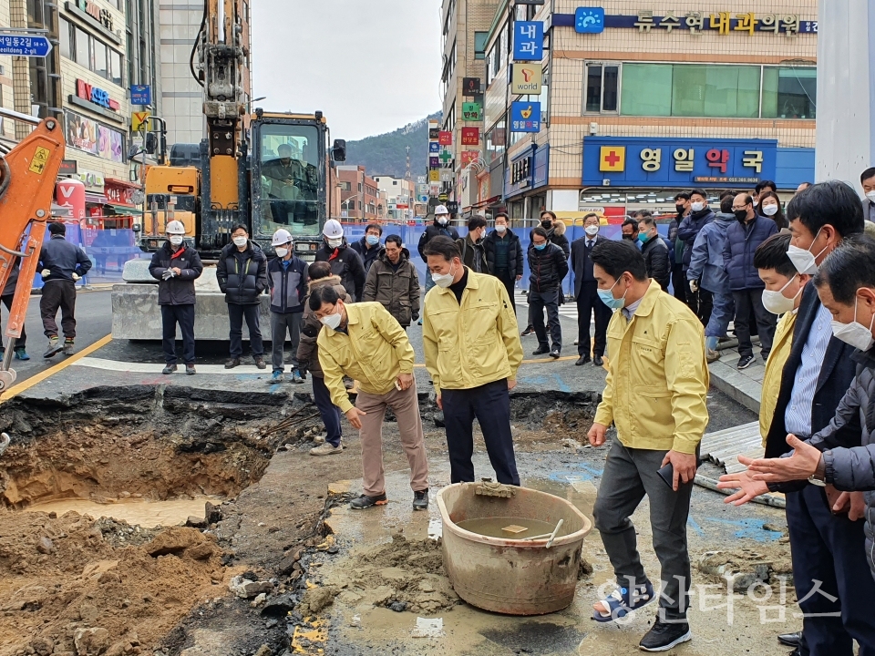 양산시의회 도시건설위원회가 북부동 도로 침하 현장을 방문했다. ⓒ양산타임스