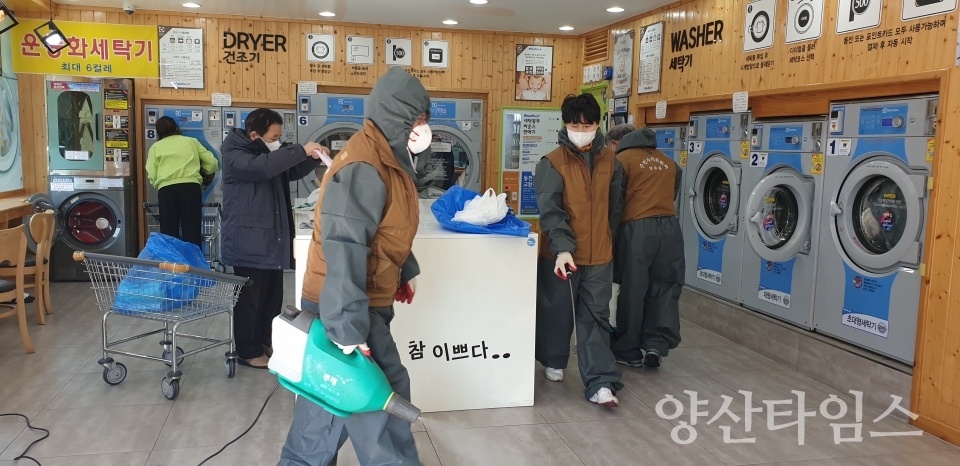 양산시 양주동 주민자치위원회가 코로나19 확산방지를 위해 상가밀집지역에 방역을 실시했다. ⓒ양산타임스