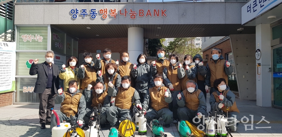 양산시 양주동 주민자치위원회가 코로나19 확산방지를 위해 상가밀집지역에 방역을 실시했다. ⓒ양산타임스