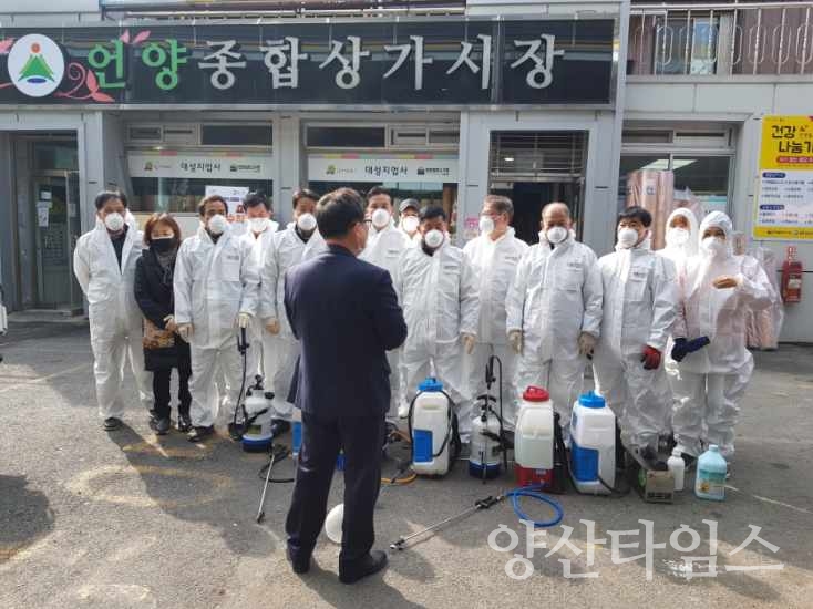 언양읍·주민자치회·이장협의회가 다중이용시설 방역소독 자원봉사를 실시했다. ⓒ양산타임스