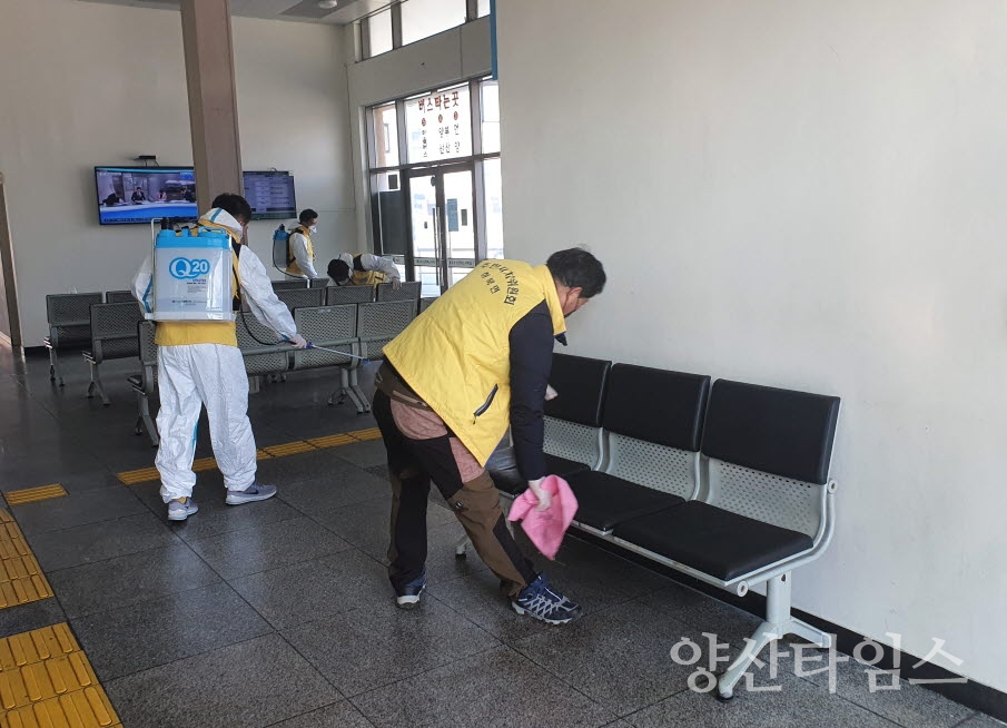 하북면 주민자치위원회가 관내 다중이용시설에 대해 방역봉사를 펼쳤다. ⓒ양산타임스