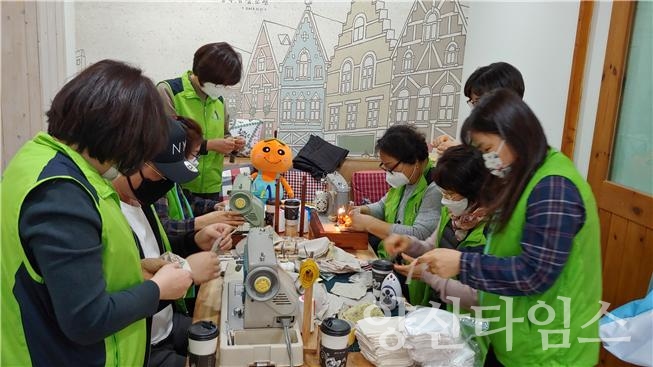 범서읍 지역사회보장협의체가 코로나 19확산 방지를 위해 천마스크를 손수 제작하고 있다. ⓒ양산타임스