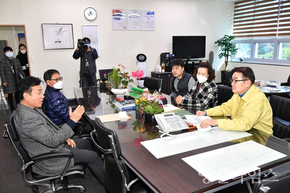 김일권 양산시장은 지난 6일 코로나19로 인해 어려움을 겪고 있는 임차인에게 자발적으로 임대료를 인하한 착한 임대인과 차담회를 열어 감사의 인사를 전했다. ⓒ양산타임스